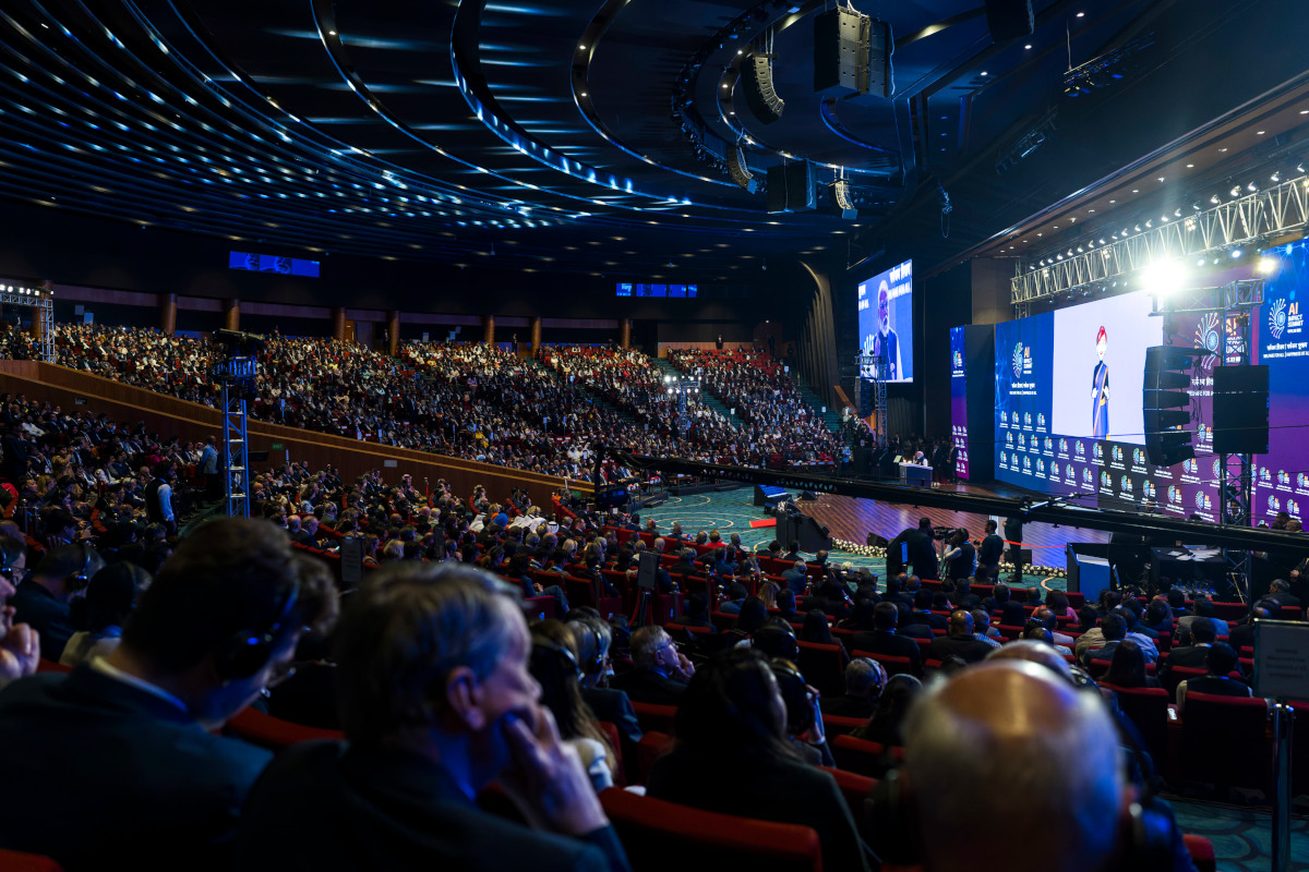 Blick ins Auditorium und auf die Bühne
