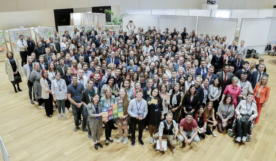 Gruppenfoto der über 240 Jugenddelegierten und Jugendpolitikerinnen und -politikern aus 35 europäischen Ländern