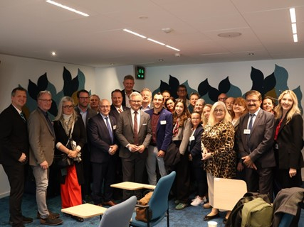 Gruppenbild: Europa-Gemeinderäte und Magnus Brunner