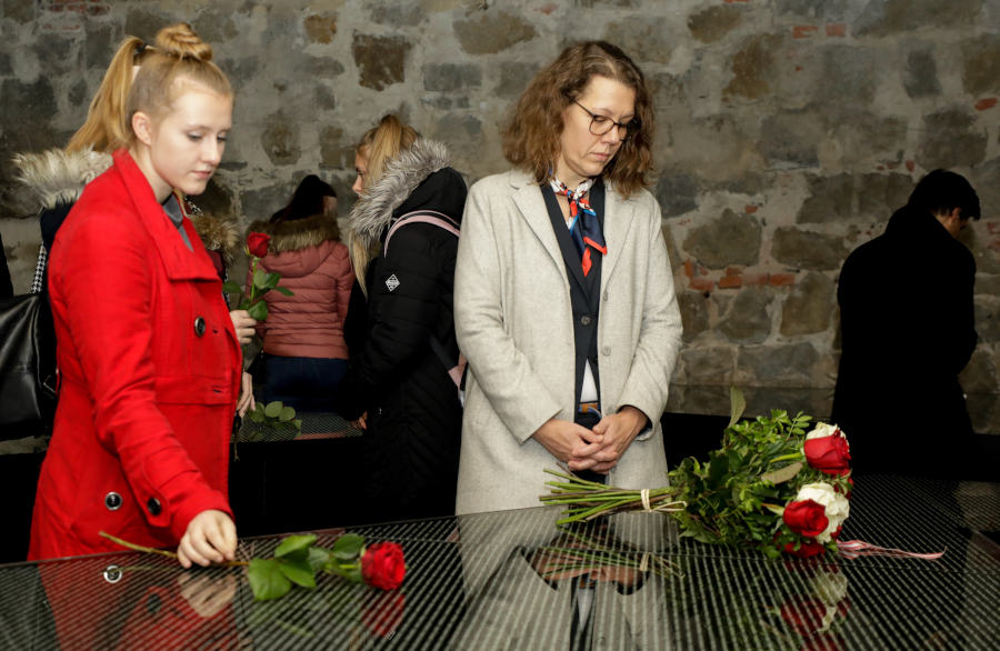 Bundesministerin Iris Rauskala in der Gedenkstätte Mauthausen