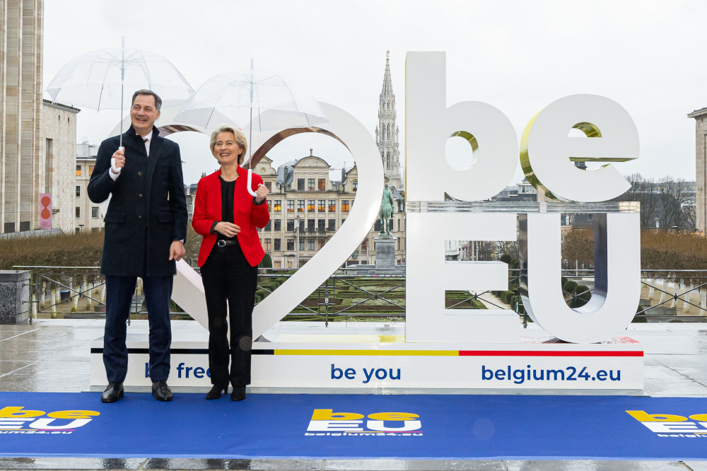 Premierminister von Belgien Alexander de Croo (l.), Präsidentin der Europäischen Kommission Ursula von der Leyen (r.)