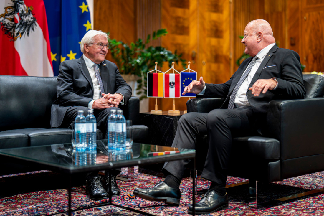 Bundeskanzler Christian Stocker und der deutsche Bundespräsident Frank-Walter Steinmeier bei einem Arbeitsgespräch