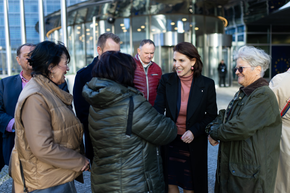 Foto: Europaministerin Karoline Edtstadler mit den Europa-Gemeinderätinnen und Europa-Gemeinderäten.