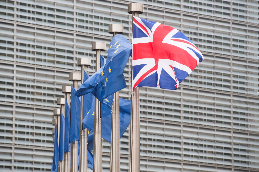 Flaggen der EU und des Vereinigten Königreichs vor dem Berlaymont Gebäude