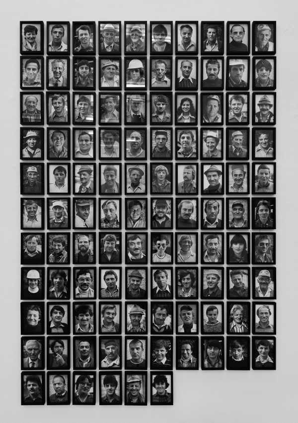 Die Firma, 1980; Komposition aus 106 schwarz-weiß Barytprints gerahmt mit Glas, je 16 x 11cm (Rahmenmaße)