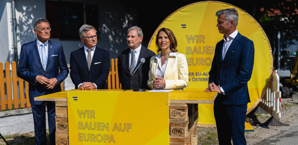 EU-Aufbauplan - Projektbesuch Breitbandausbau Strasshof, Pressekonferenz mit 5 Personen