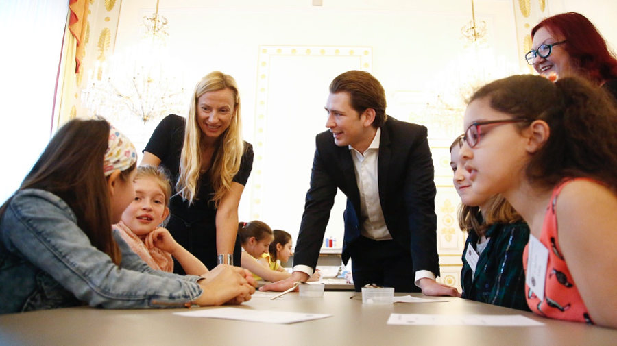 Juliane Bogner-Strauß, Sebastian Kurz und Teilnehmerinnen des Girls' Day im Bundeskanzleramt © BKA/Dragan Tatic
