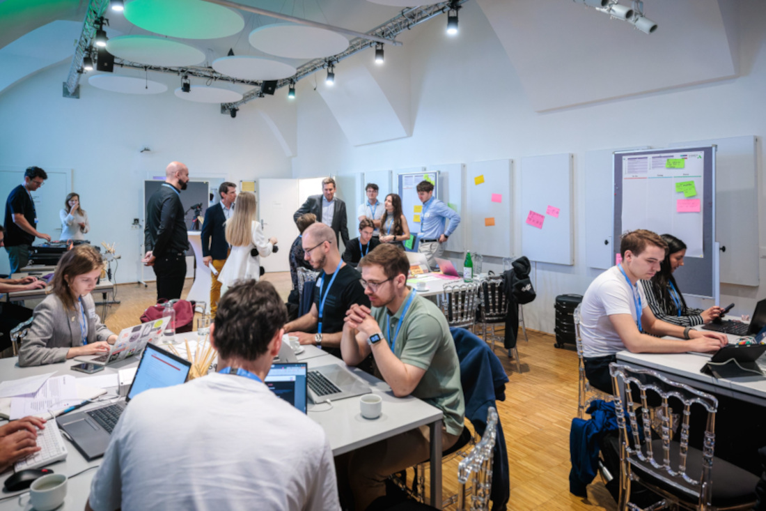 Staatssekretär Alexander Pröll besucht den Public AI Hackathon im Bundeskanzleramt