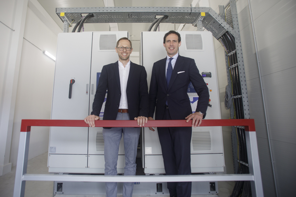 Wopke Hoekstra besichtigt eine Großwärmepumpe für Fernwärme in Korneuburg