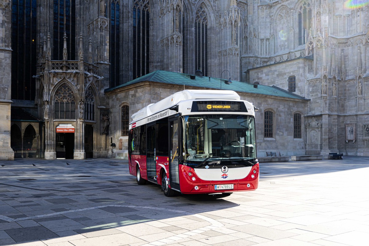 Ein Wasserstoff-E-Bus der Wiener Linien steht vor dem Stephansdom