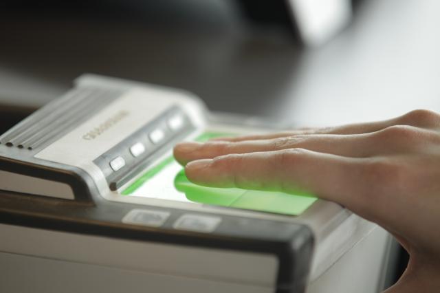 Eine Hand auf einem Fingerabdruckscanner