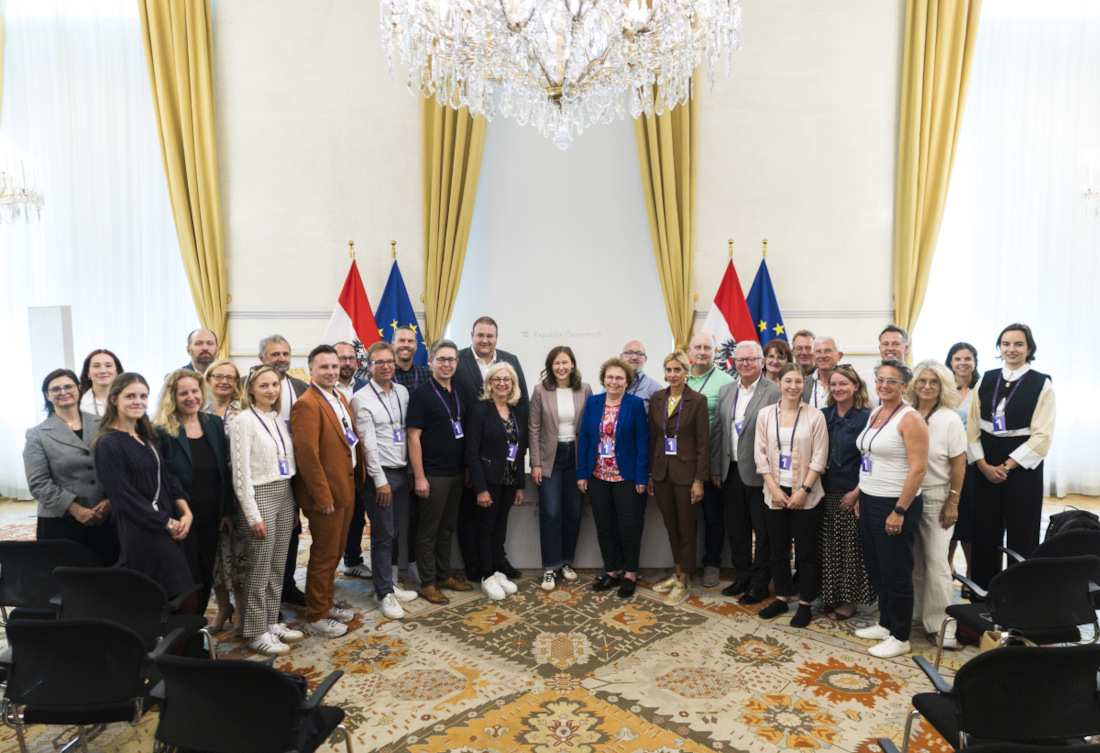 Gruppenfoto: Bundesministerin Claudia Bauer mit Europa-Gemeinderätinnen und -Gemeinderäten aus Bayern und Österreich im Bundeskanzleramt