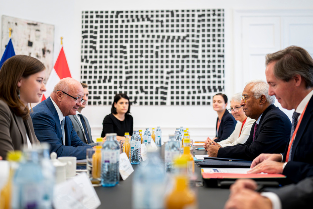 Bundeskanzler Christian Stocker und der Präsident des Europäischen Rates António Costa bei einem Arbeitsgespräch