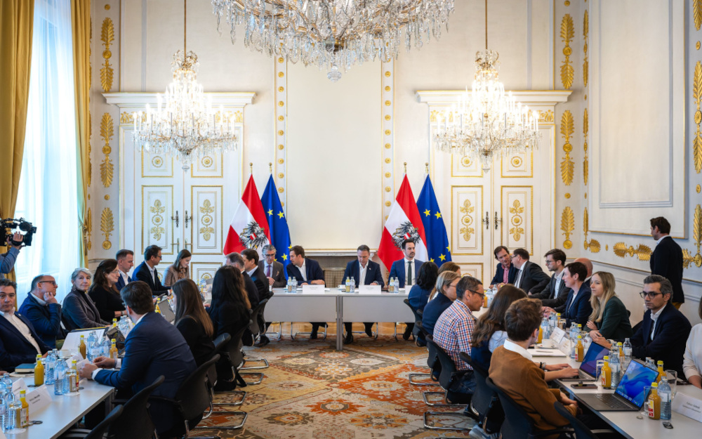 Vizekanzler Andreas Babler, Bundesminister Christoph Wiederkehr und Staatssekretär Alexander Pröll bei einem Roundtable.