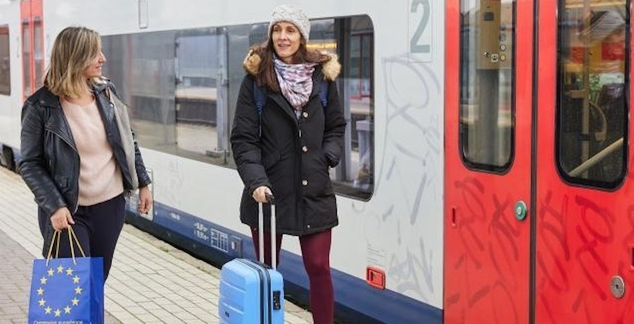 2 Frauen auf einem Bahnsteig