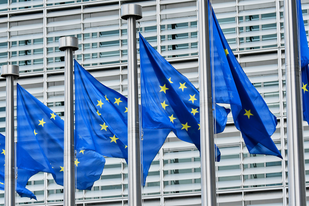 Berlaymont Gebäude und europäische Flaggen