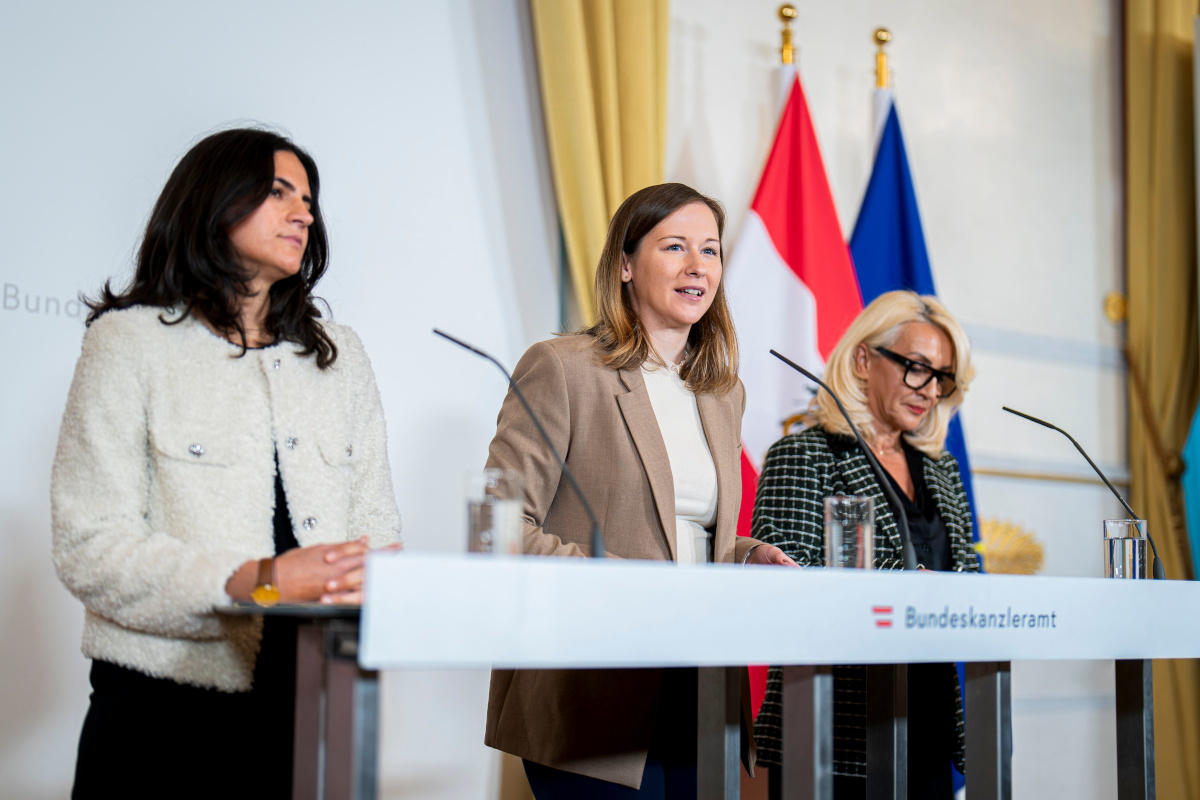 Pressekonferenz zum Thema Kinderkopftuchverbot