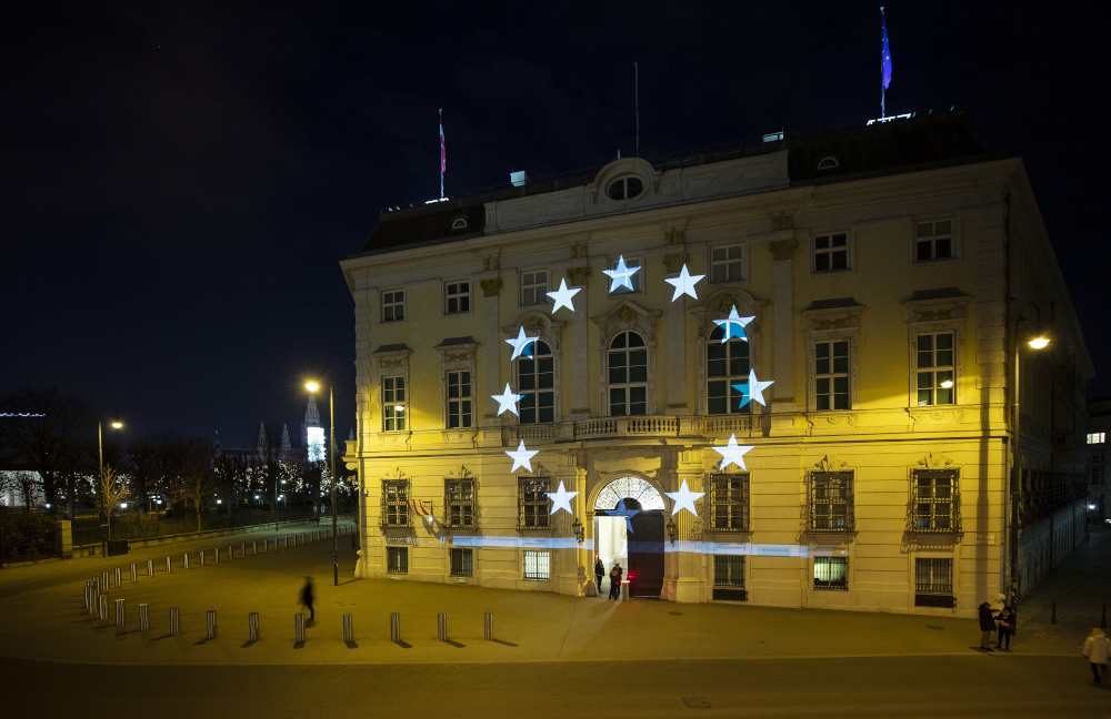 #at25eu Lichtinstallation auf der Fassade des Bundeskanzleramtes am Silvesterabend 2019