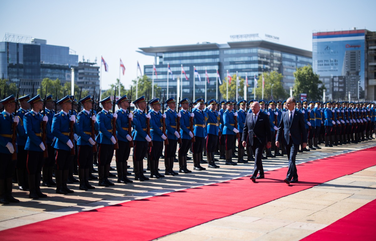 Bundeskanzler Christian Stocker mit dem Ministerpräsidenten von Serbien Đuro Macut