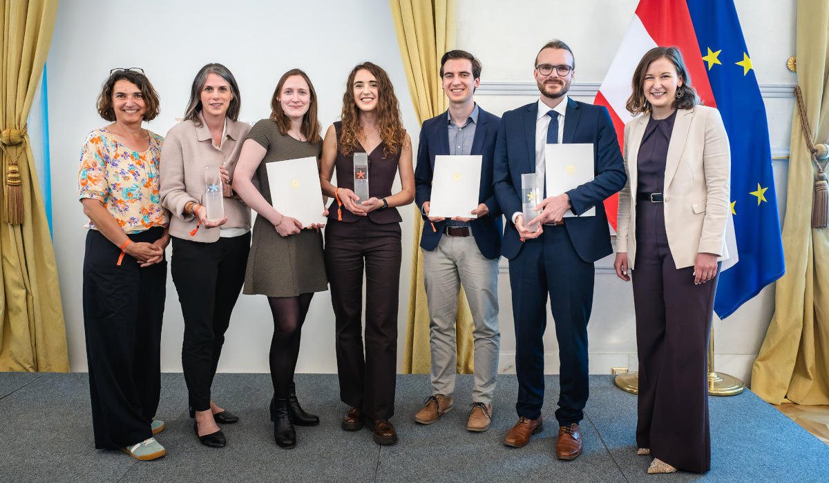 Gruppenfoto: Bundesministerin Claudia Bauer mit den Preisträgerinnen und Preisträgern des Europa-Staatspreis 2026
