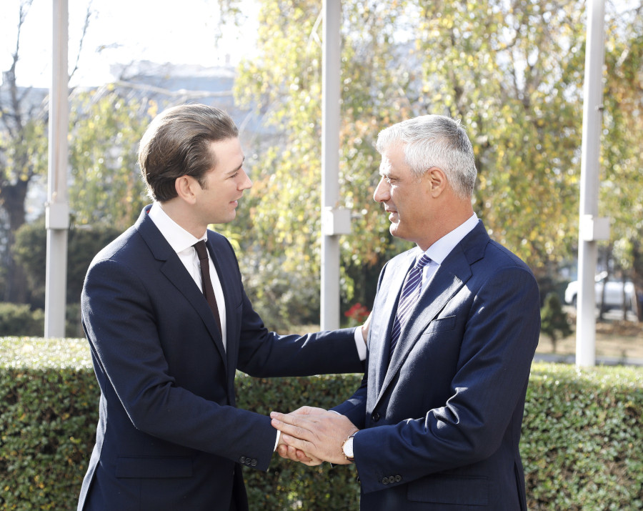 Bundeskanzler Sebastian Kurz beim Präsidenten der Republik Kosovo Hashim Thaçi © BKA/Dragan Tatic