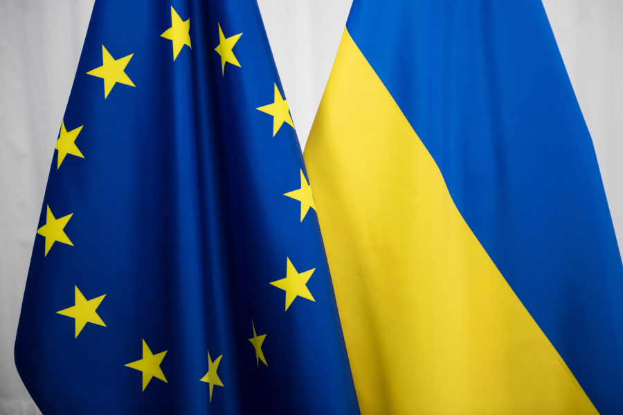 Flaggen der europäischen Union und der Ukraine