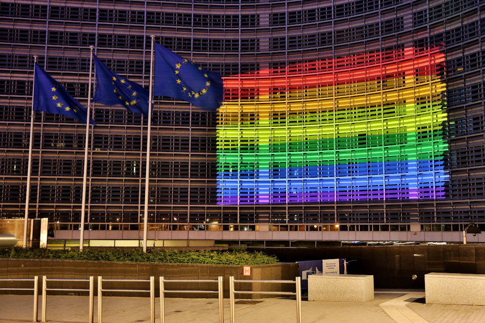 Berlaymont Gebäude beleuchtet durch die Regenbogenflagge am Internationalen Tag gegen Homo-, Bi-, Inter- und Transphobie