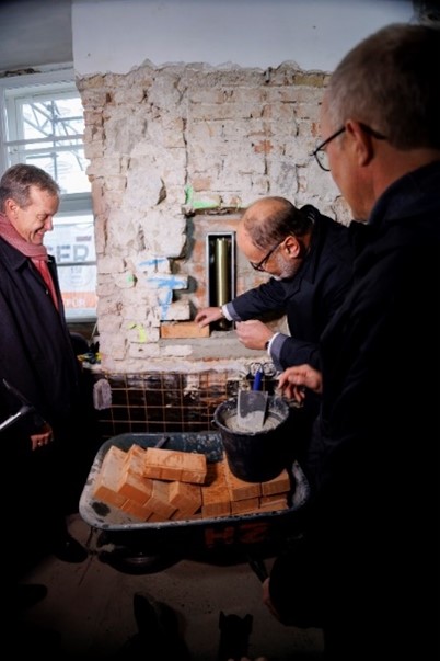 Zeitkapsel wird eingemauert