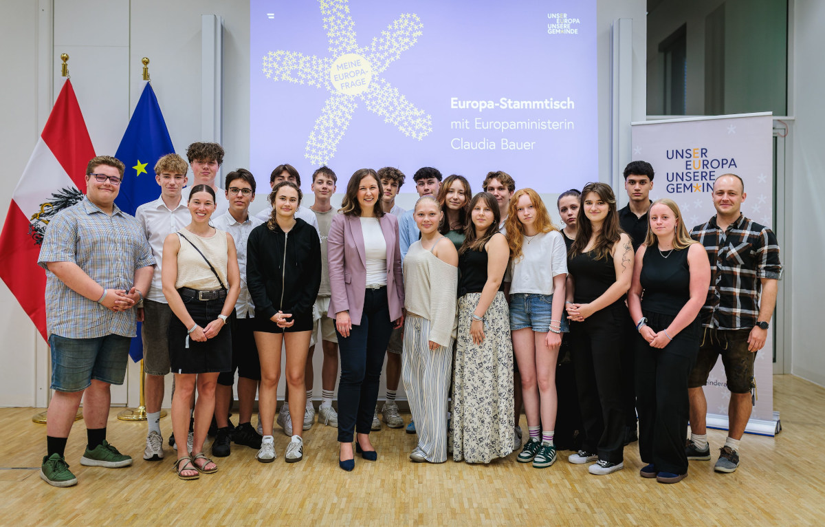 Foto: Gruppenfoto der Teilnehmerinnen und Teilnehmer am Europa-Stammtisch