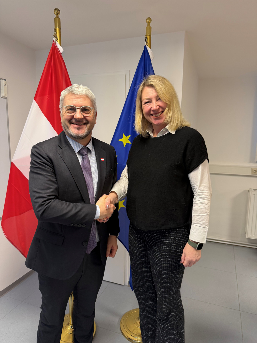 Peter Vorhofer und Verena Ehold beim Handshake vor dem Gespräch