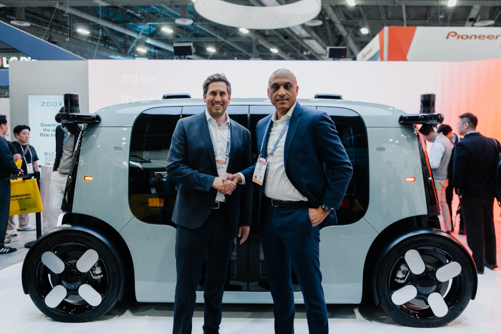 Staatssekretär Alexander Pröll besucht einen Messestand auf der CES 2026