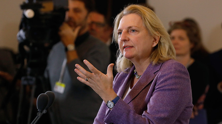 Karin Kneissl beim Pressestatement vor dem Ministerrat