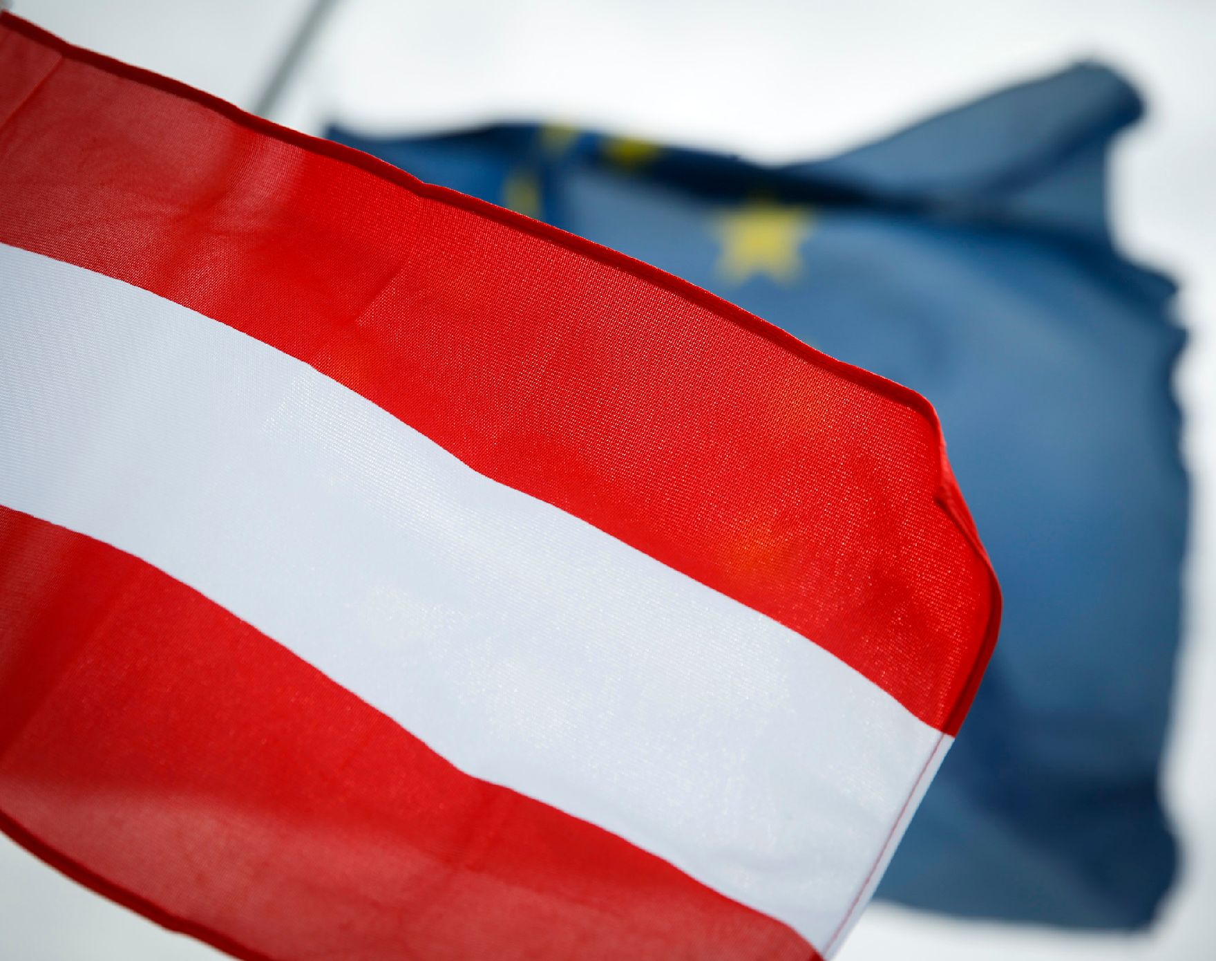 Die Österreichische Fahne weht vor der Europäischen Fahne