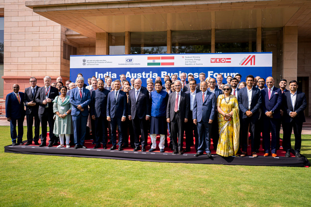 Bundeskanzler Christian Stocker und Bundesminister Wolfgang Hattmannsdorfer bei einem Gruppenfoto beim India-Austria Business Forum.