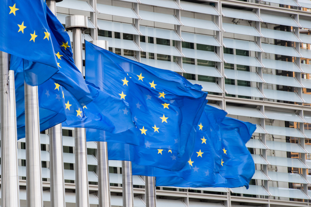 Flaggen der Europäischen Union vor dem Berlaymont Gebäude