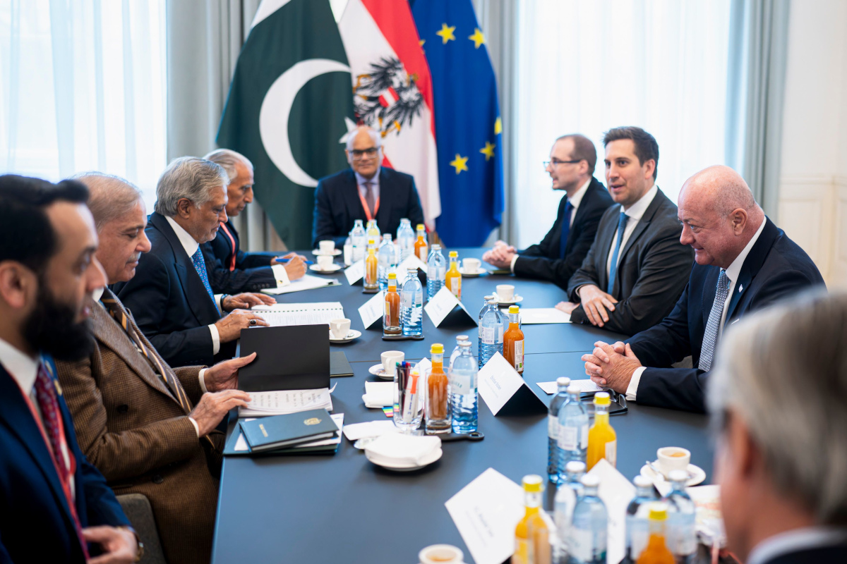Arbeitsgespräch Bundeskanzler Christian Stocker (2.v.r.) und Staatssekretär Alexander Pröll (3.v.r.) mit dem Premierminister der Islamischen Republik Pakistan Muhammad Shehbaz Sharif (2.v.l.), 16.2.2026.