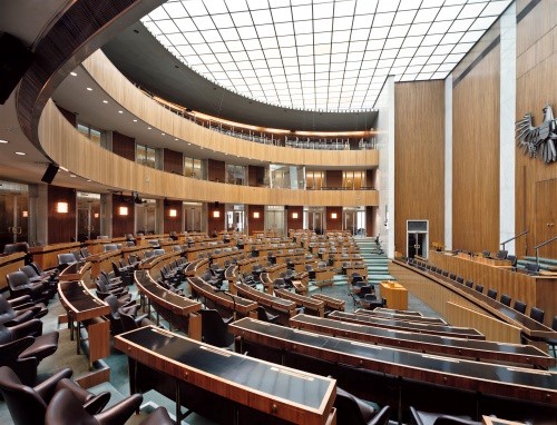 Der österreichische Nationalrat stimmt über den EU-Beitrittsvertrag ab. Dieser wird mit 141 zu 40 Stimmen genehmigt.