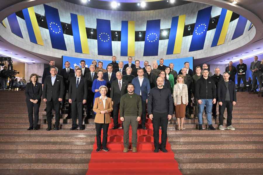 Gruppenfoto aller teilnehmenden Personen am EU-Ukraine Gipfel