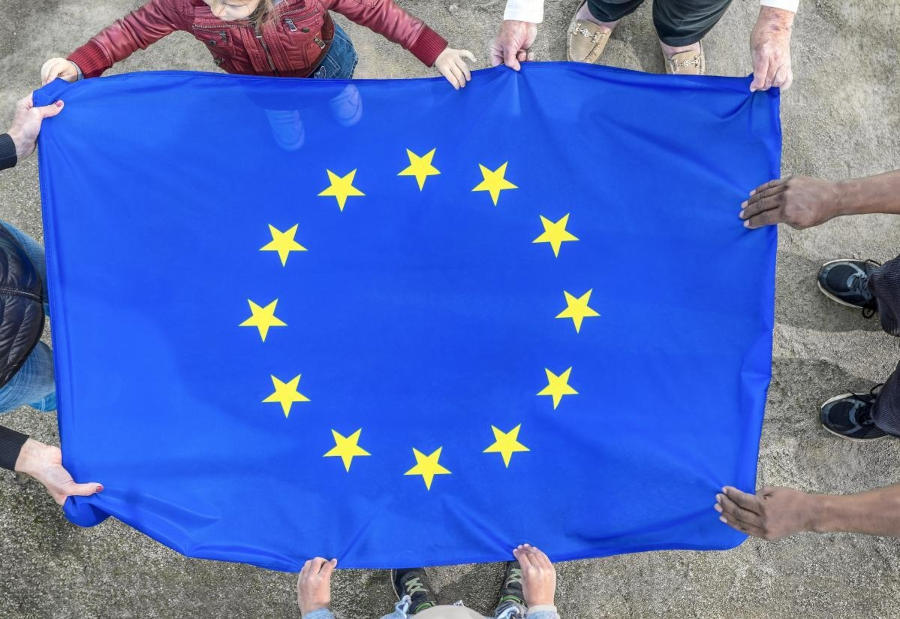 Hände halten eine Europa-Flagge