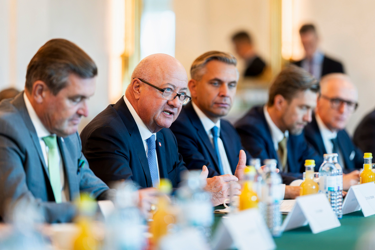 Bundesminister Peter Hanke, Bundeskanzler Christian Stocker (spricht) und Bundesminister Wolfgang Hattmannsdorfer neben anderen am Roundtable zur Unterzeichnung der "Made in Europe Declaration" am 14.10.2026.