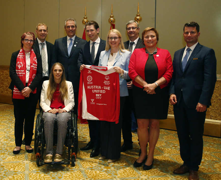 Sebastian Kurz mit mit Vertretern von Special Olympics Österreich © BKA/Dragan Tatic