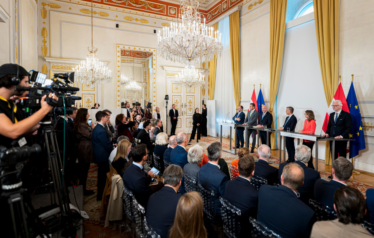 Foto von der Pressekonferenz zur Unterzeichnung der "Made in Europe Declaration" mit Sprecher und Journalisten am 14.10.2026