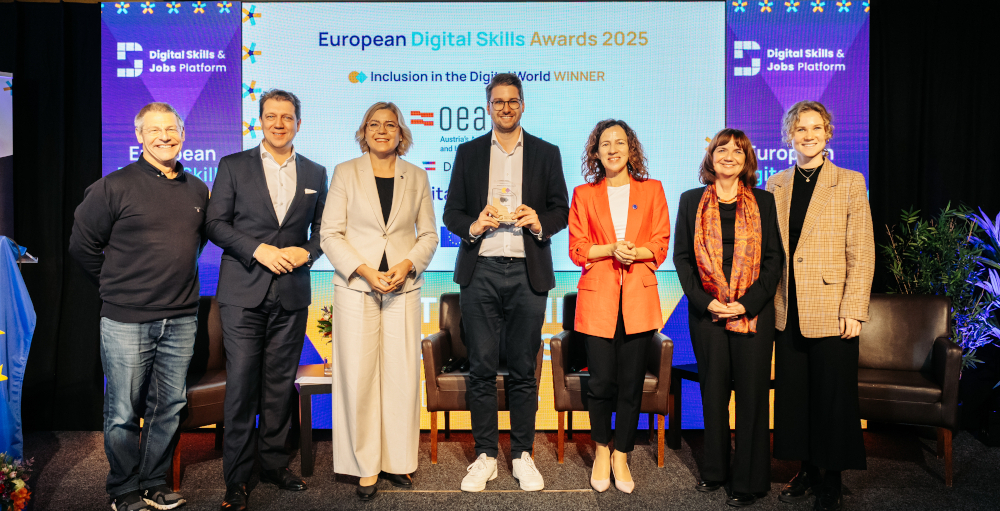 Gruppenfoto der Preisträger des European Digital Skills Awards 2025 in Brüssel