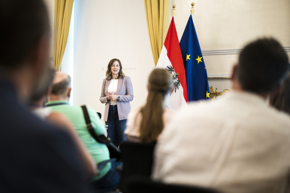 Bundesministerin Claudia Bauer bei einer Ansprache.