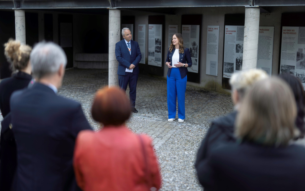 Bernhard Winkler (Obmann Verein DenkStein Eiserner Vorhang) und Staatssekretärin Claudia Plakolm.