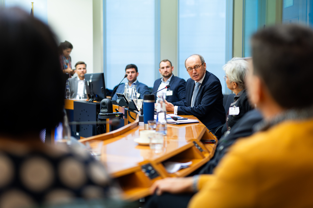 Foto: Vizepräsident des Europäischen Parlaments, Othmar Karas mit den Europagemeinderätinnen und Europagemeinderäten.