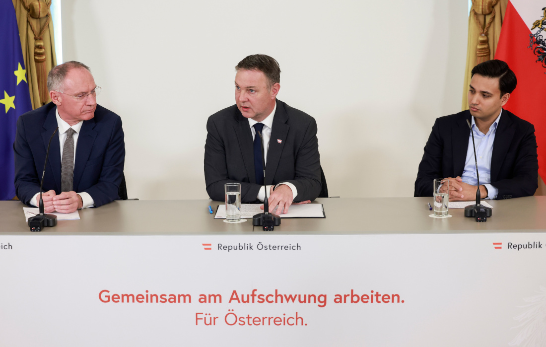 Bundesminister Gerhard Karner, Vizekanzler Andreas Babler und der Klubobmann der NEOS Yannick Shetty bei einem Pressefoyer nach dem Ministerrat