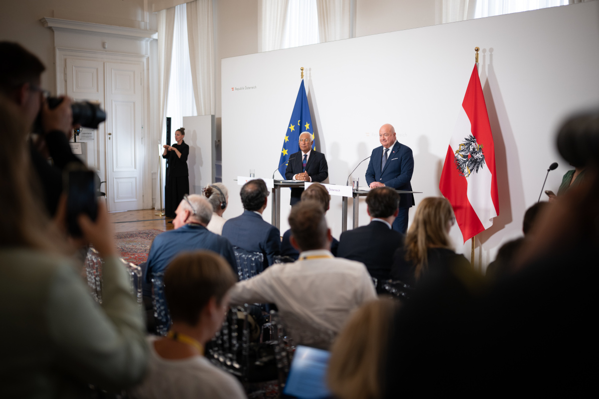 Bundeskanzler Christian Stocker und EU-Ratspräsident António Costa bei einer Pressekonferenz
