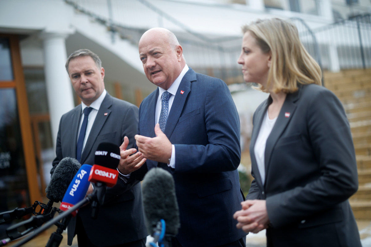 Bundeskanzler Christian Stocker (m.), Vizekanzler Andreas Babler (l.) und Bundesministerin Beate Meinl-Reisinger (r.) beim Doorstep vor der Regierungsklausur