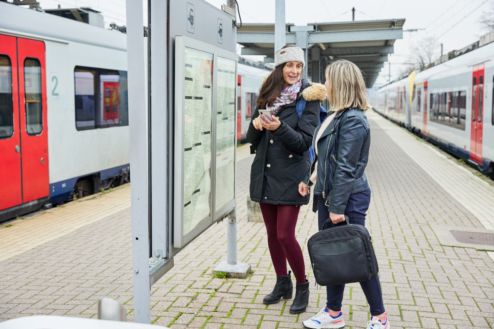 Zwei Frauen auf einem Bahnsteig